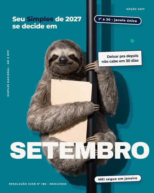 Peça verde-azulada da Wavern com o título 'Seu Simples de 2027 se decide em setembro' e a palavra SETEMBRO em caixa-alta, sobre a fotografia de um bicho-preguiça agarrado a um poste segurando um documento; etiquetas marcam a janela única de 1º a 30 e a resolução do comitê gestor aparece no rodapé.